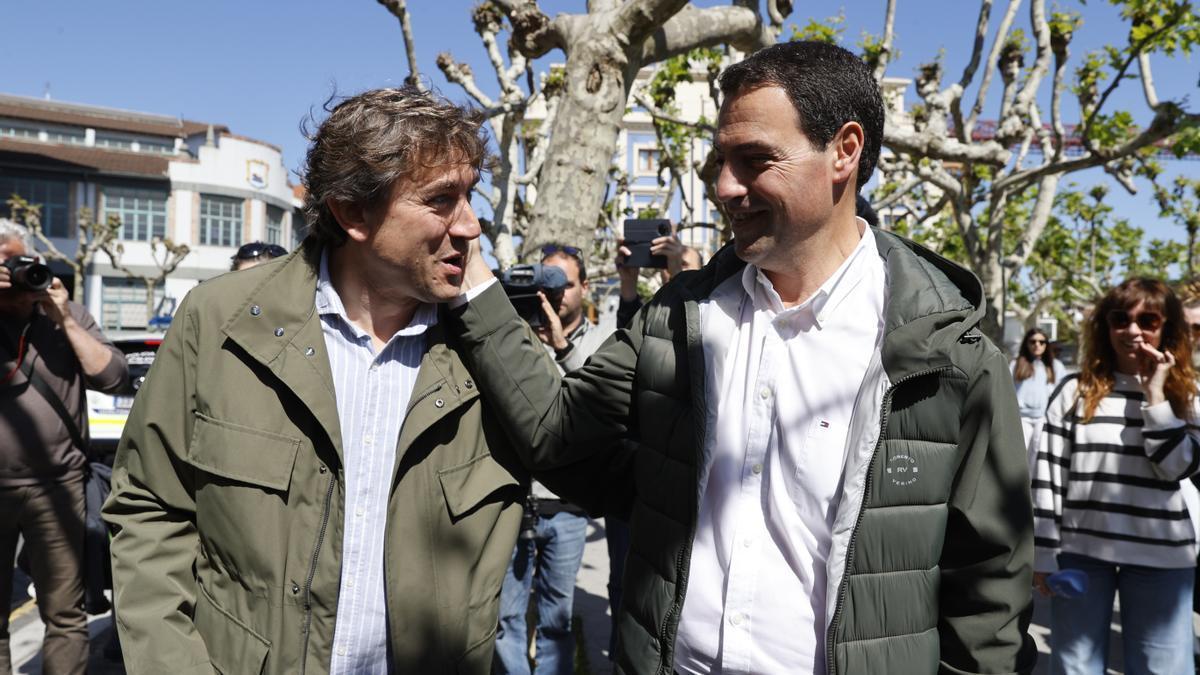 Los candidatos de PNV, Imanol Pradales (d), y del PSOE, Eneko Andueza, se saludan durante la jornada de reflexión previa a las elecciones al Parlamento vasco, han coincidido este sábado en Portugalete.