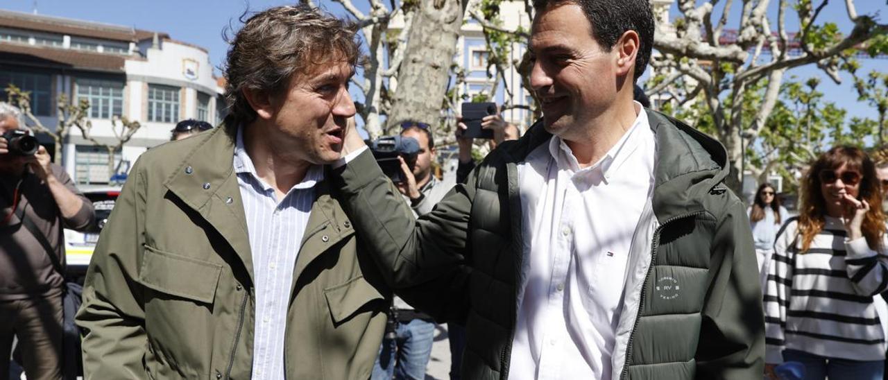 Los candidatos de PNV, Imanol Pradales (d), y del PSOE, Eneko Andueza, se saludan durante la jornada de reflexión previa a las elecciones al Parlamento vasco, han coincidido este sábado en Portugalete.