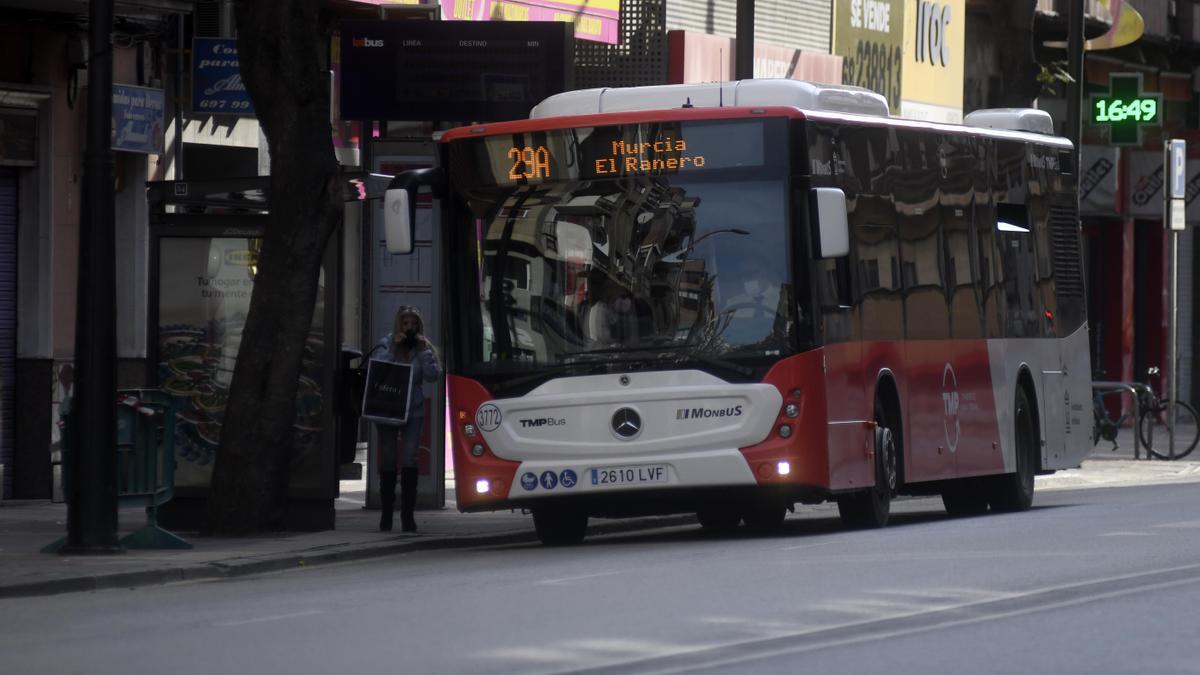Autobús de Monbus entre Murcia y El Ranero