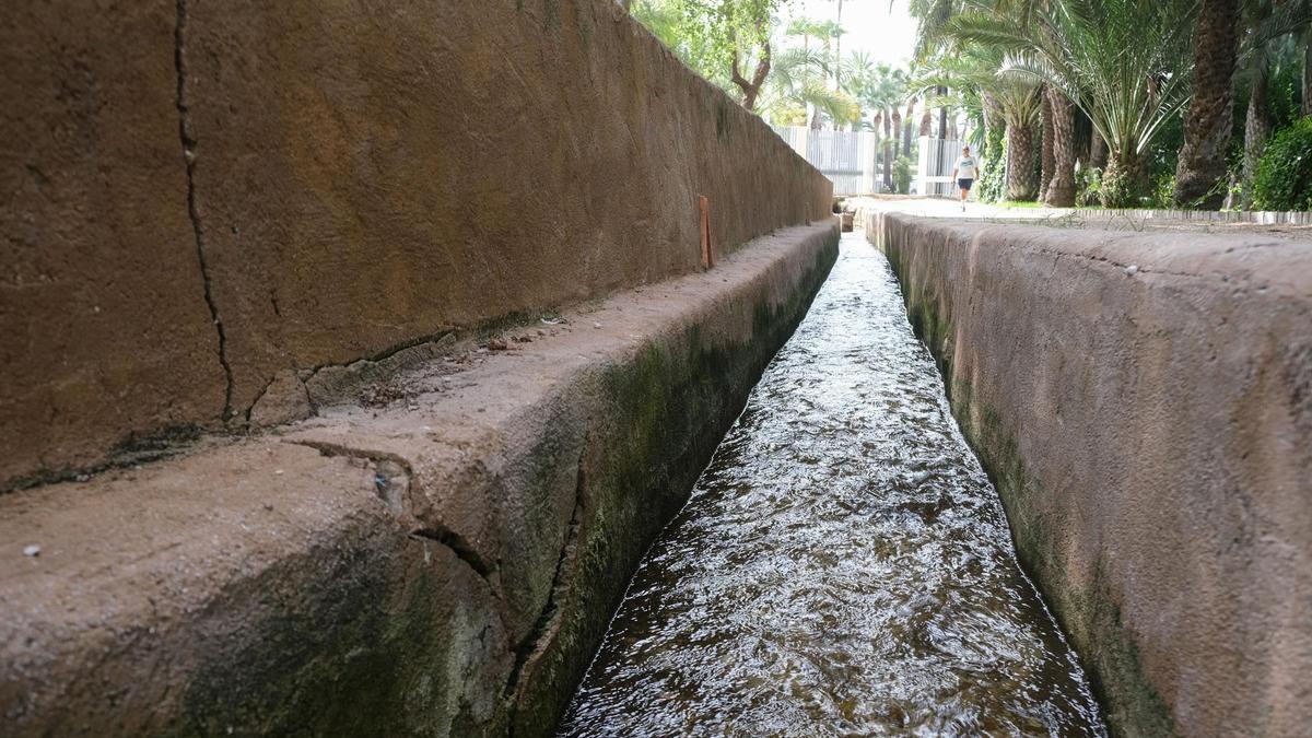 La acequia que discurre por mitad del Parque Municipal de Elche