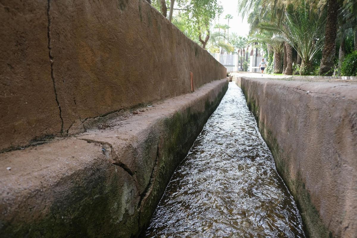 La acequia que discurre por mitad del Parque Municipal de Elche