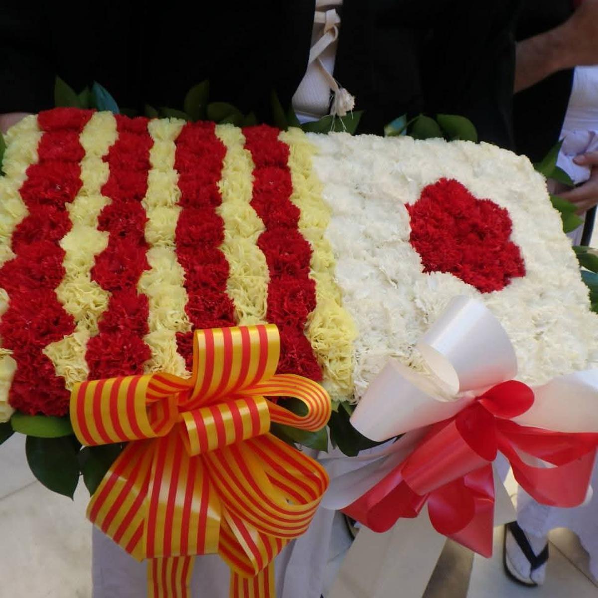 Una de les toies florals amb les banderes catalana i japonesa