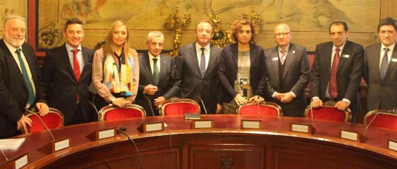 De izquierda a derecha, los asistentes ayer a la reunión con la ministra de Sanidad en el Senado: Enrique López Veiga, Miguel Fidalgo, Elena Muñoz, José Luis Freire, Javier Castrodeza, Dolors Montserrat, Juan Videla Ces, Constante Freire y José Ángel Mozos. // FdV