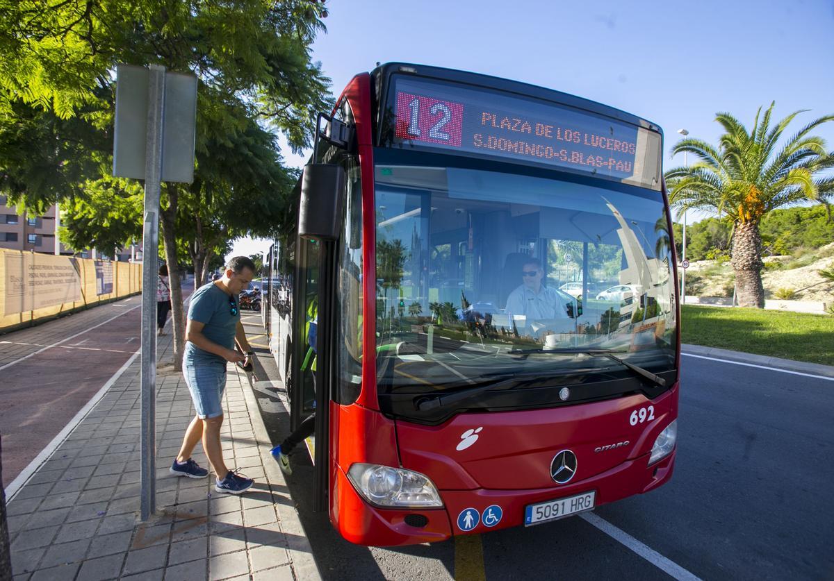 Un autobús de la línea urbana de Alicante