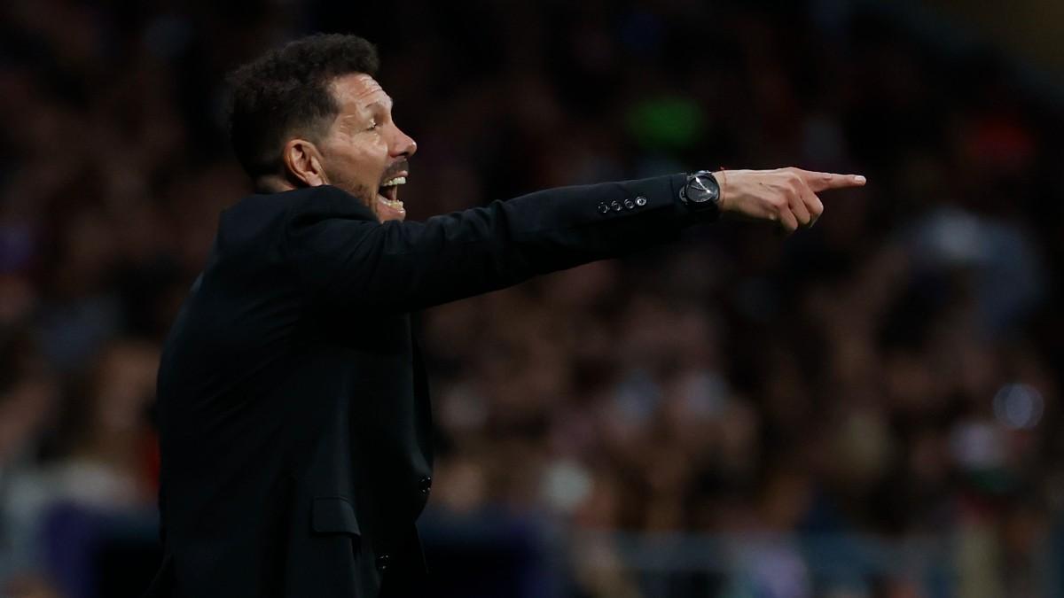 Simeone da órdenes a sus jugadores