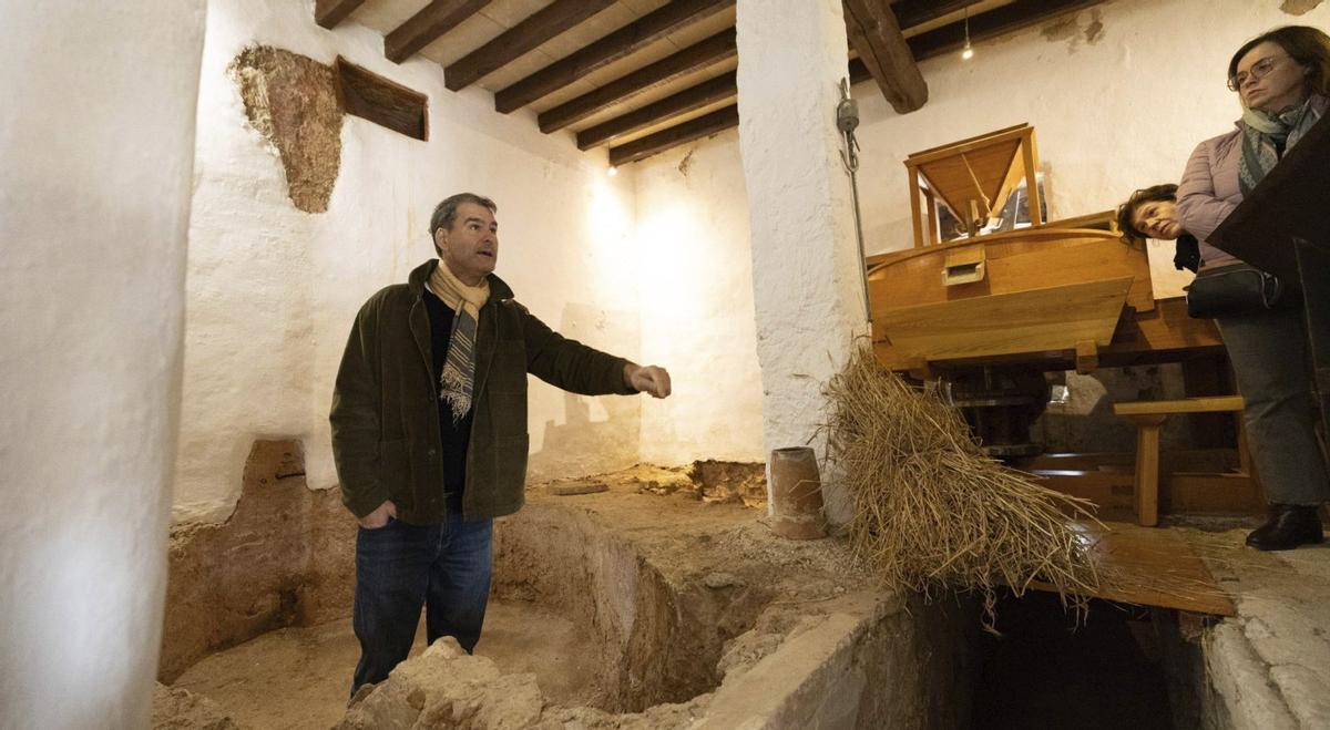 Antoni Ferrer Abárzuza explica los distintos molinos que hubo a lo largo de la historia en Can Marines, ubicada al pie del Puig de Missa.  | VICENT MARÍ