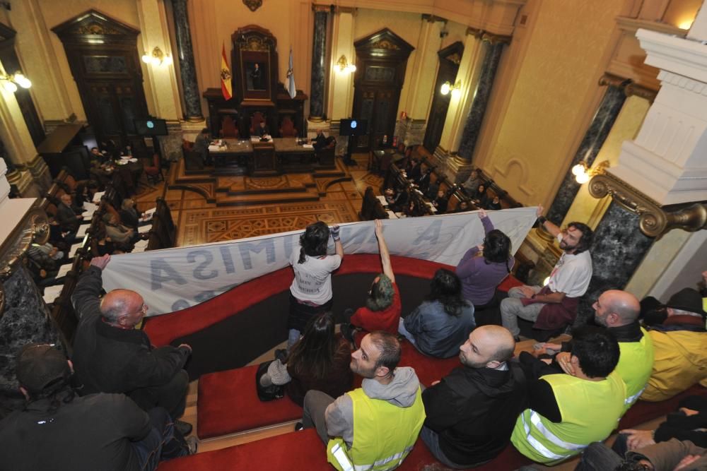 La policía desaloja a un grupo de okupas del salón de plenos que se manifestaron contra los planes del Ayuntamiento de iniciar los trabajos de rehabilitación de la Comandancia de Obras antes de julio.