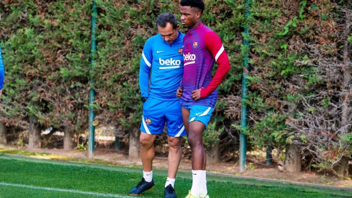 Sergi Barjuan conversa amb Ansu Fati durant l’entrenament celebrat ahir a la tarda.  | FC BARCELONA