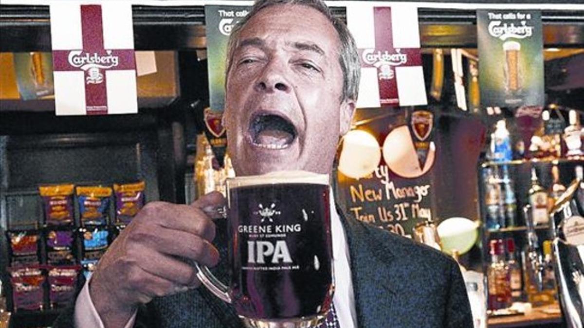 Farage celebra con cerveza su buen resultado en las elecciones locales, el viernes en South Ockendon.