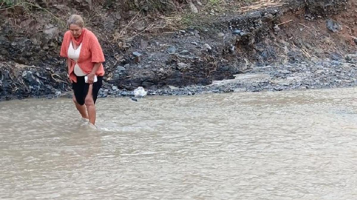 Sonia, el pasado noviembre, en el cauce del arroyo Jaboneros, cuando invadió el carril de acceso a su vivienda, algo que ha vuelto a ocurrir.