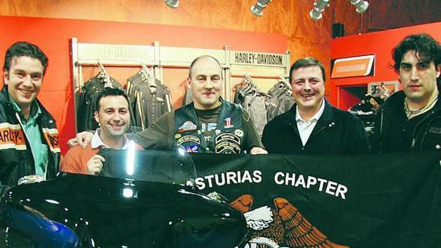 Los miembros de la junta directiva del Asturias Chapter, en el concesionario oficial de Harley Davidson, en Colloto.