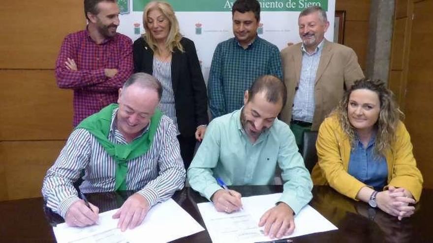 Llosa y García firman el acuerdo delante de ediles de Foro y PSOE.