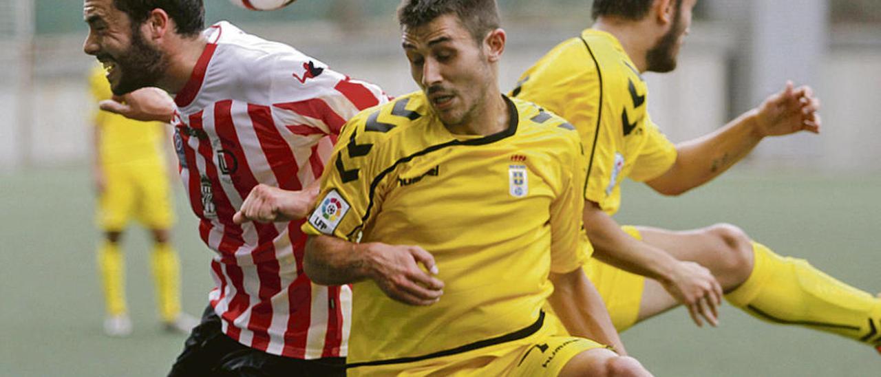 Lucas, del Oviedo B, disputa un balón con Edu, del Siero.