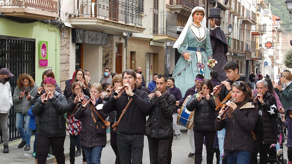 La celebració de diumenge va incloure una cercavila pels carrers del poble | GEGANTS I NANS DE SALLENT