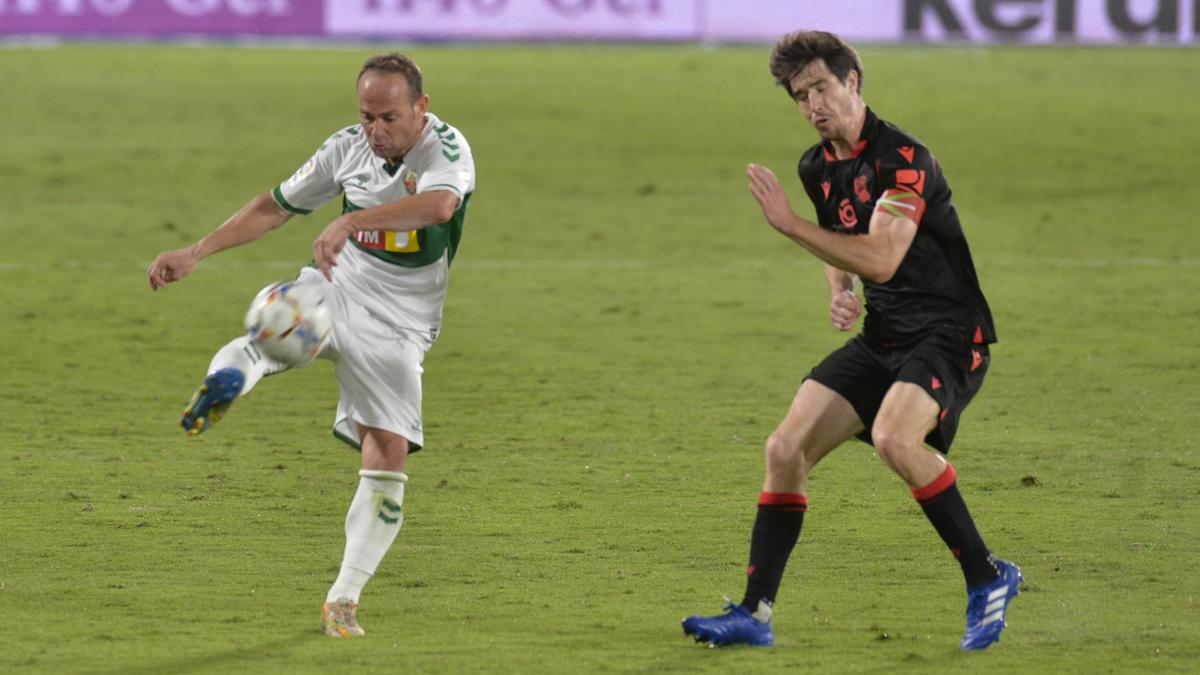 Arriba, Nino durante el partido ante la Real. Abajo, antes de iniciar un viaje y en entrenamiento.