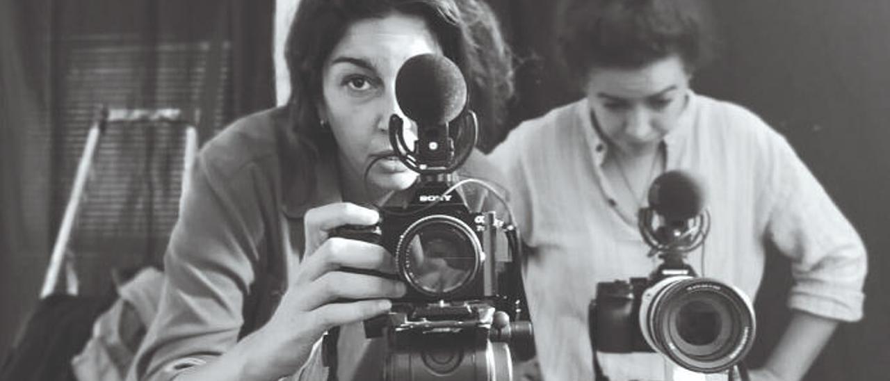 La cineasta y docente grancanaria Alba González de Molina Soler durante un rodaje.