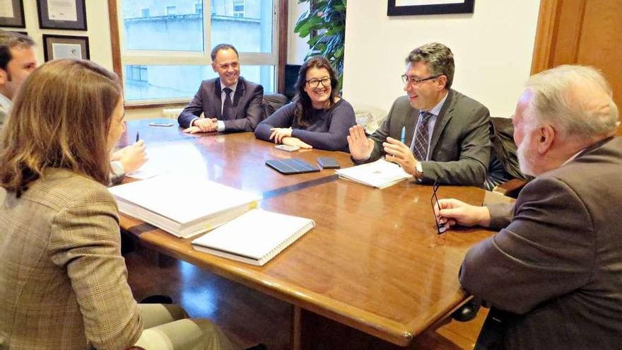 López Veiga (d.) y Bas, ayer, en la reunión a la que también asistió Carmen Amoedo y Arturo González. // FdV