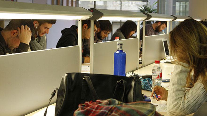 Alumnos en un aula de estudio.