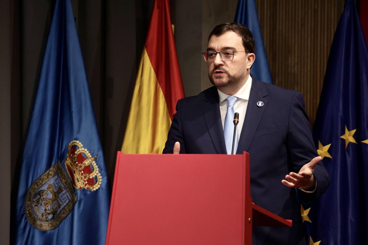 EN IMÁGENES: Margarita Robles recibe la Medalla de Oro de la Cámara de Comercio de Oviedo EN IMÁGENES: Margarita Robles recibe la Medalla de Oro de la Cámara de Comercio de Oviedo