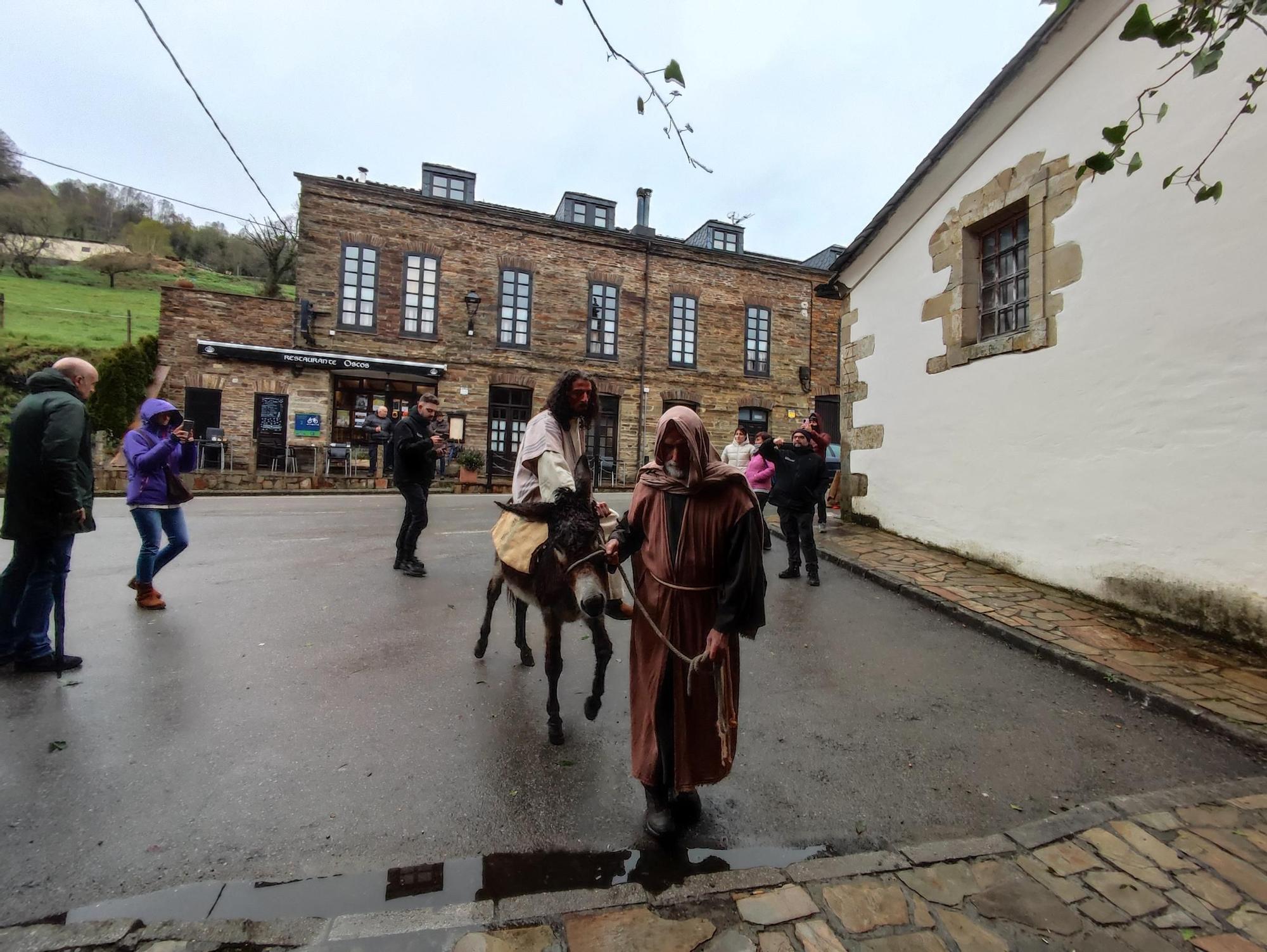 En imágenes: El espectacular vía crucis viviente de Villanueva de Oscos