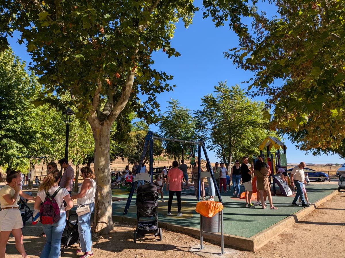 Torres del Carrizal renueva su parque en un gesto de compromiso con las enfermedades raras