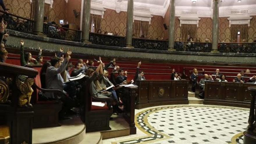 El equipo de gobierno votó unido la moción sobre el aparcamiento nocturno en el carril bus.