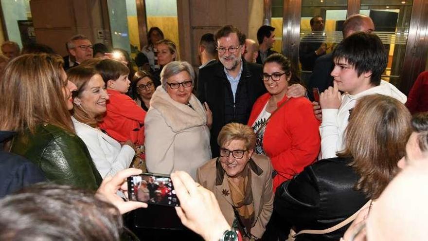 Ciudadanos se fotografían con el expresidente a su llegada al auditorio. // Gustavo Santos
