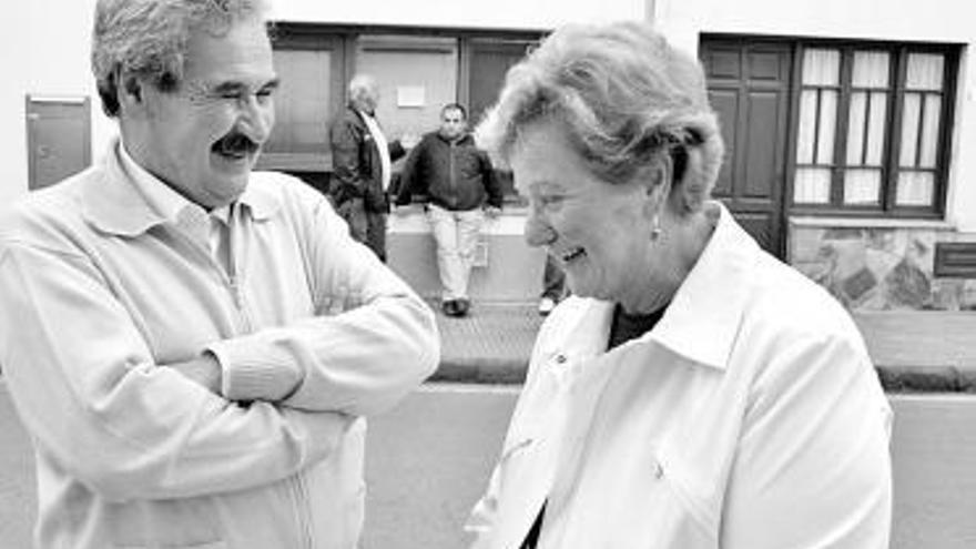 Graciano Torre bromeando ayer con una vecina de Figueras. / tania cascudo