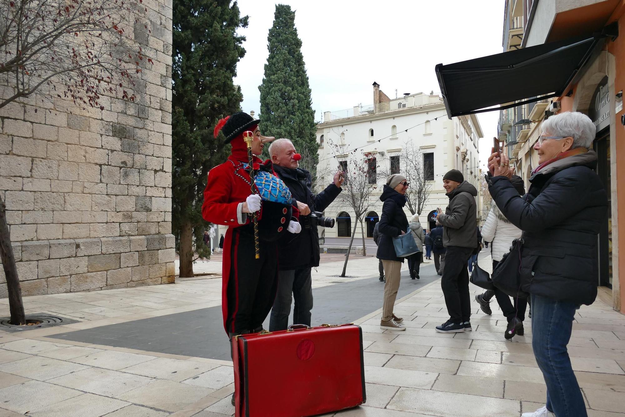 La Dona dels Nassos passeja pel centre de Figueres