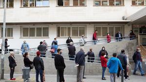 Cola a la entrada de un CAP en L’Hospitalet.