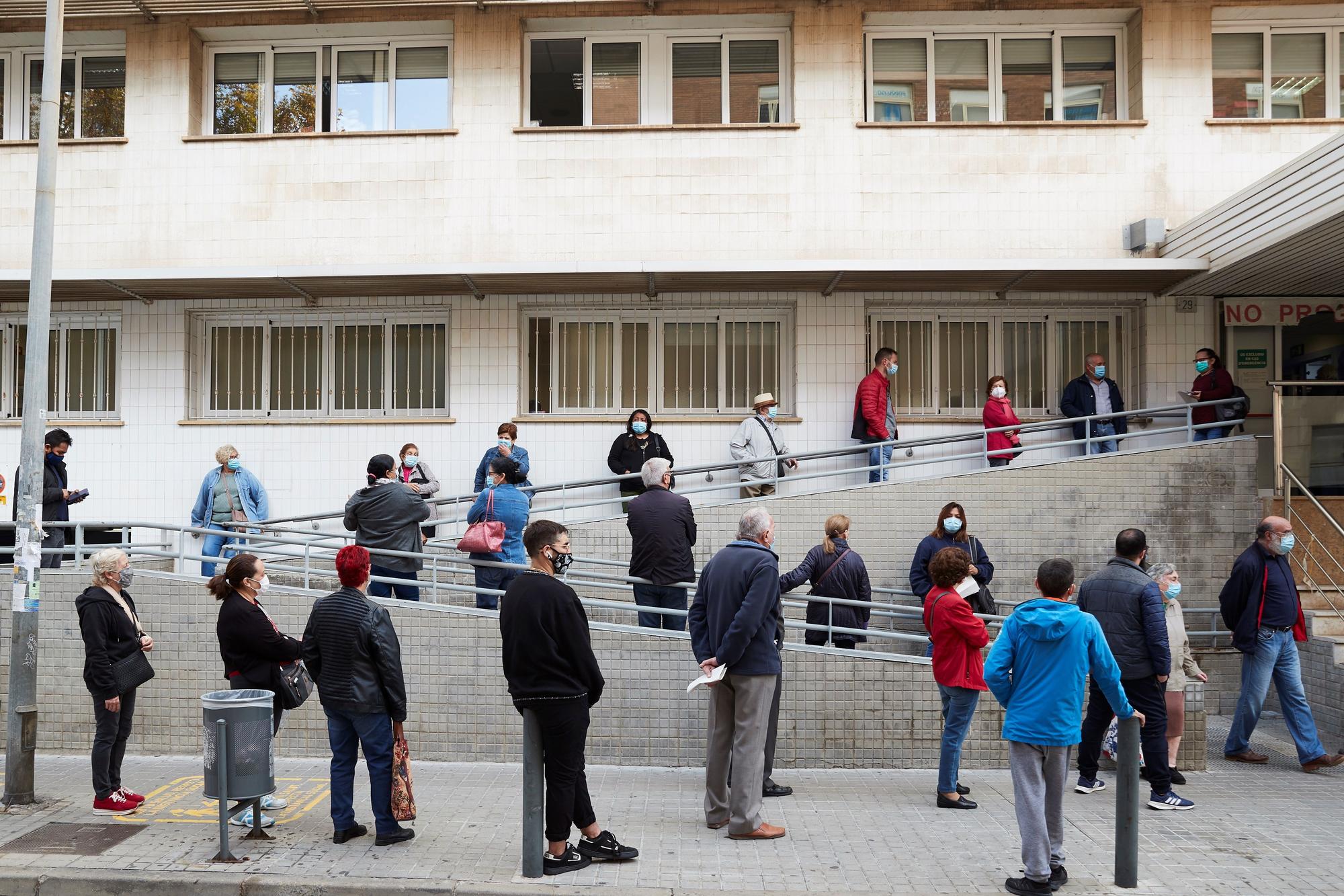 Cola a la entrada de un Centro de Atención Primaria, en l'Hospitalet