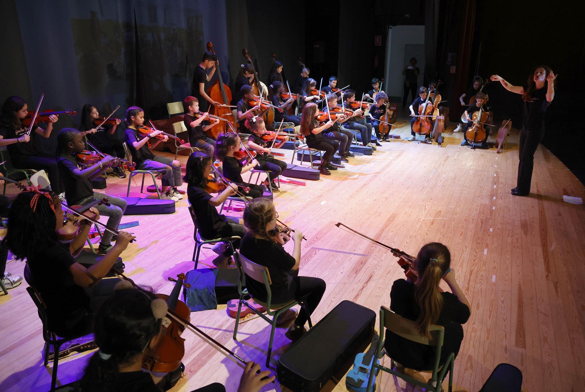 Primer concierto de la orquesta 'Son das Flores' del CEIP Vicente Risco, en junio de 2022
