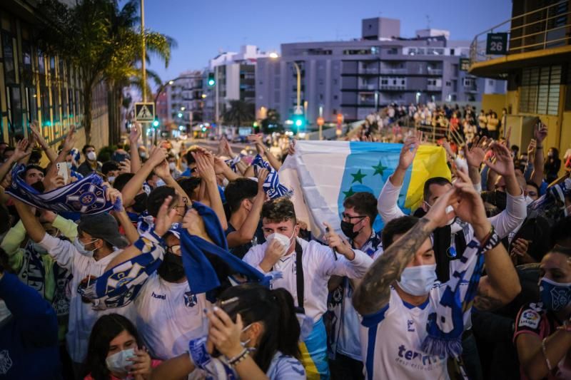 Derbi canario: La UD Las Palmas es recibida por los aficionados del CD Tenerife