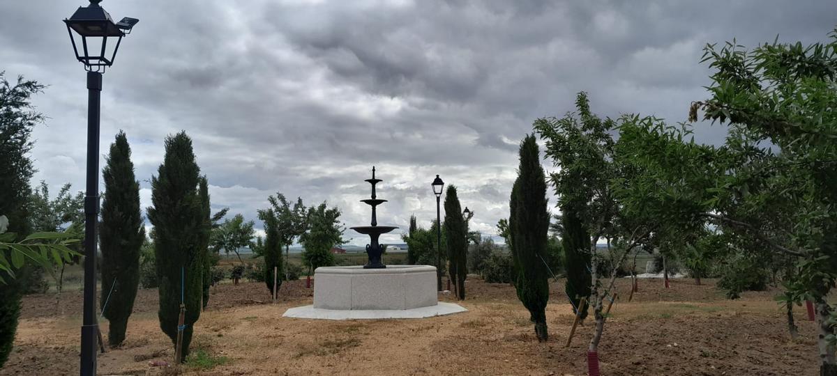 Fuente de fundición colocada por la Fundación González Allende en el camino Malpique de Toro