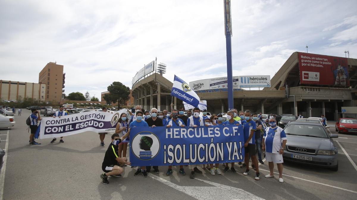 Los aficionados, antes de salir con sus coches para protestar por la gestión de Ortiz.