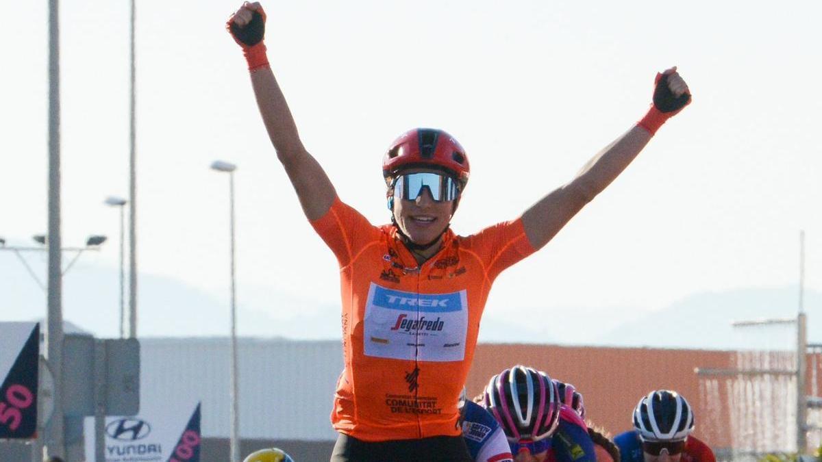Elisa Balsamo alza los brazos por segunda jornada consecutiva