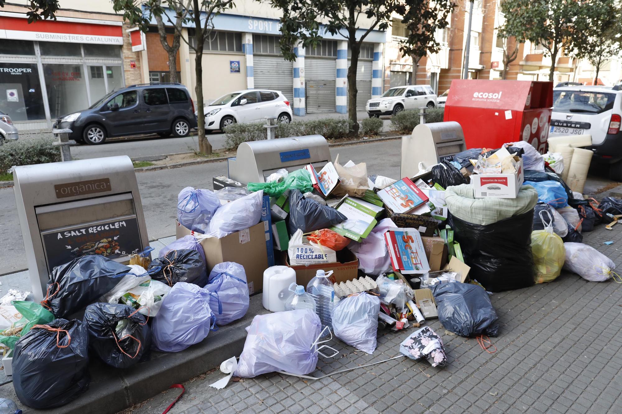 Salt exigeix retirar la brossa acumulada a les illes de contenidors que causen problemes de mobilitat i salubritat