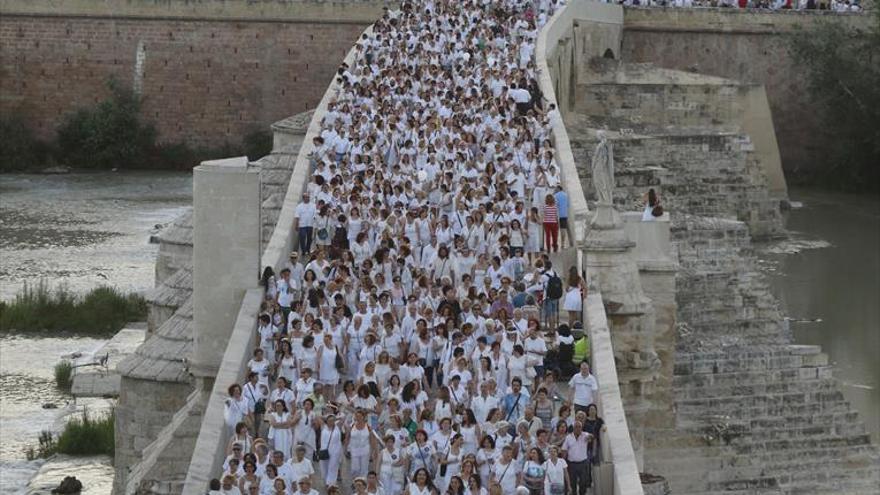 Un abrazo blanco que busca la paz