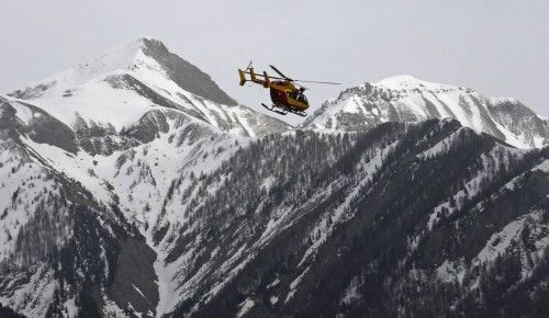 Equipos de rescate sobre los Alpes franceses tras el accidente del Airbus A320 de Germanwings