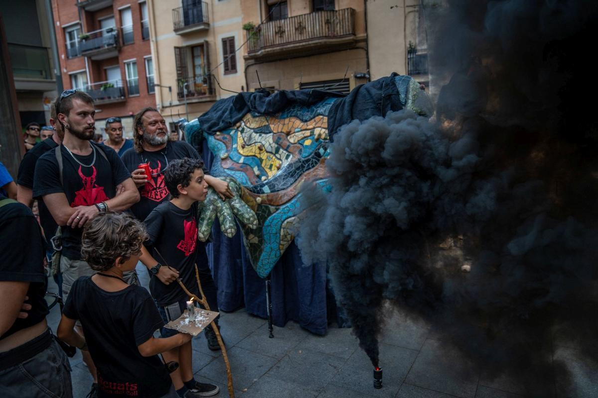 Un funeral por la cultura popular sustituye la masiva cercavila de las fiestas de Gràcia 2024