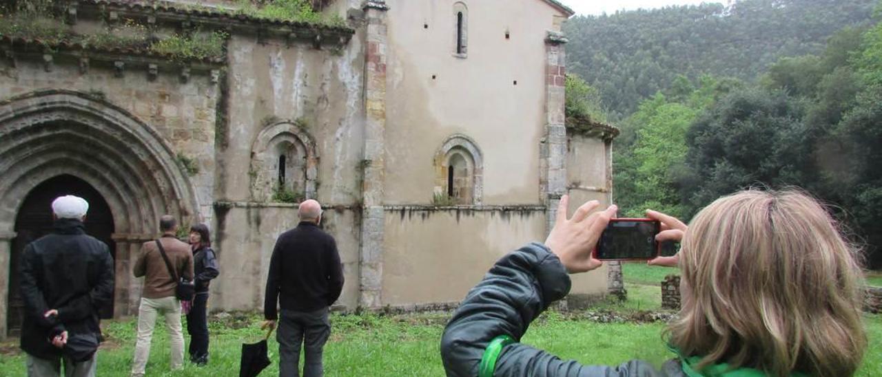 Una visitante fotografiando, ayer, la iglesia de San Antolín de Bedón durante la visita.