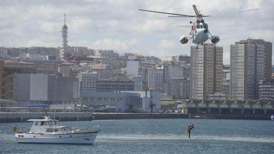 Imagen de un simulacro de rescate en el que participa el &#039;Helimer 210&#039;. víctor echave