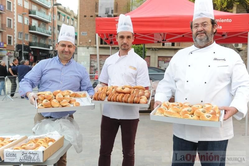 Reparto de monas en la Plaza de San Agustín de Murcia