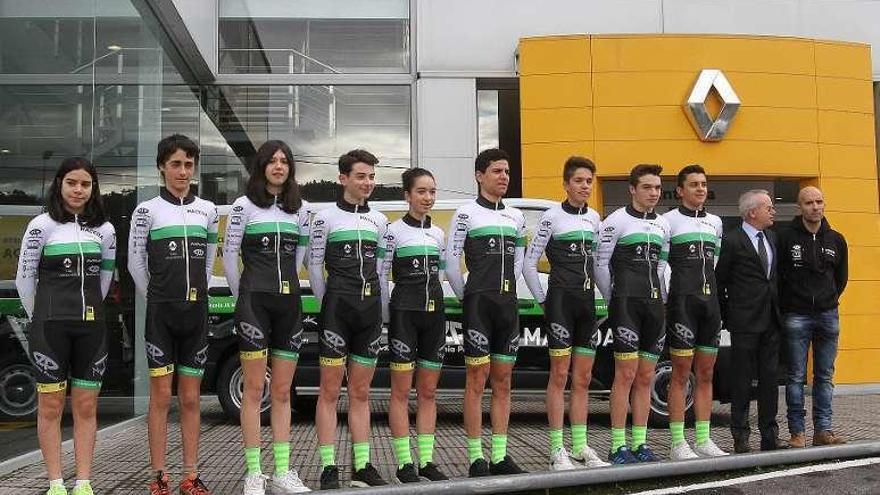 El equipo del Clube Ciclista Maceda se presenta en sociedad