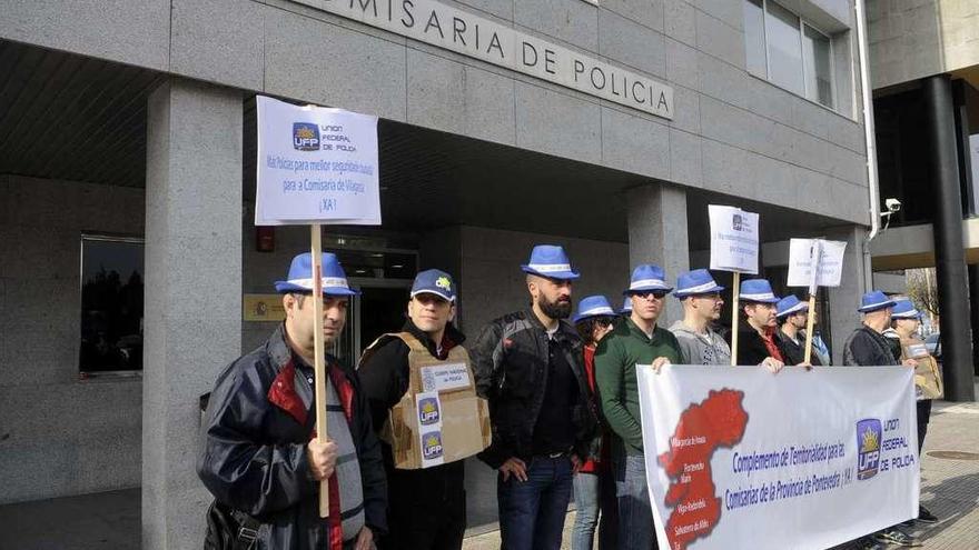 Los policías se concentraron varias veces para reclamar personal en la comisaría de Vilagarcía.// Noé Parga