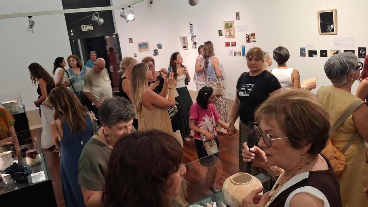 Las fotografías y las creaciones de "llata" y cerámica se exponen en el museo Soler Blasco
