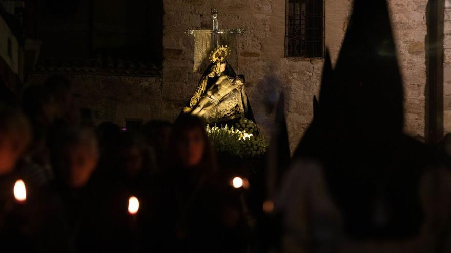 Nuestra Madre de las Angustias, durante el recorrido procesional. |