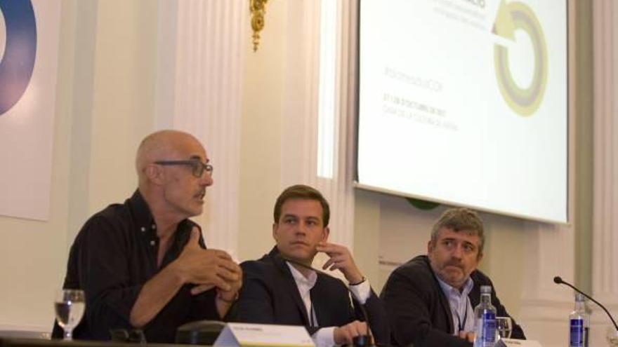 El secretario de Medio Ambiente, Julià Álvaro, junto al presidente del COR, Roger Cerdà, y el diputado Bort.