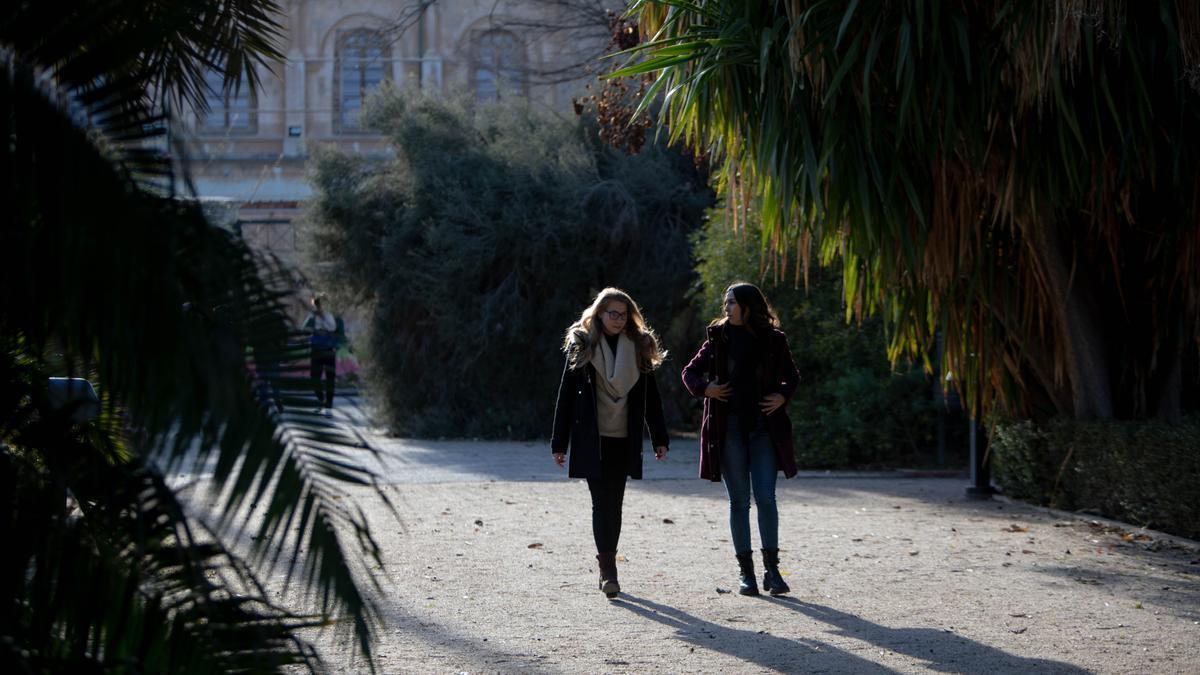 Las científicas María Sánchez y Loreto Crepos pasean por el jardín botánico.