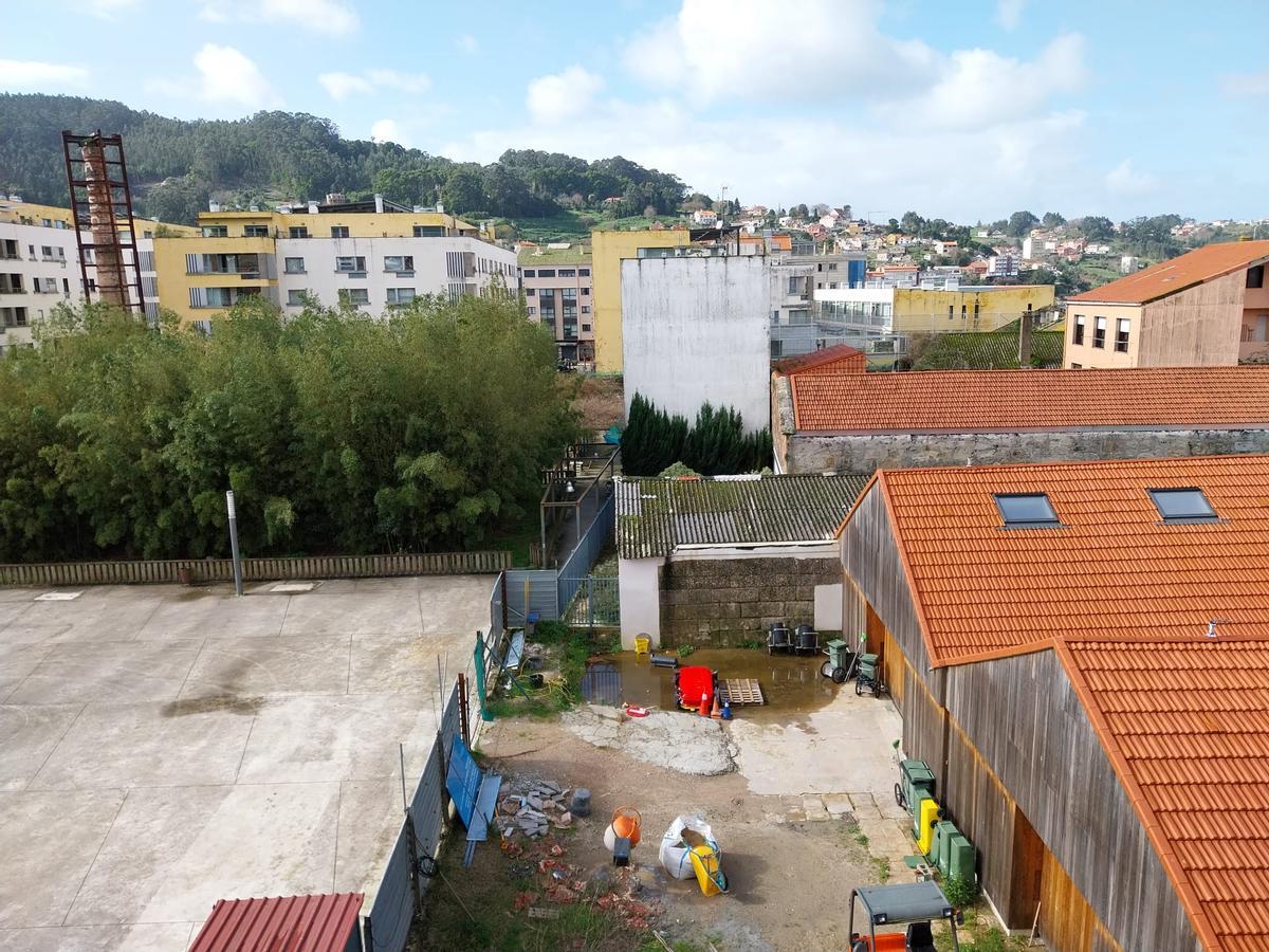 Una vista de la parte trasera del Museo Massó, con el antiguo atadero de redes, que es la edificación más alargada y la única con cubierta de uralita.